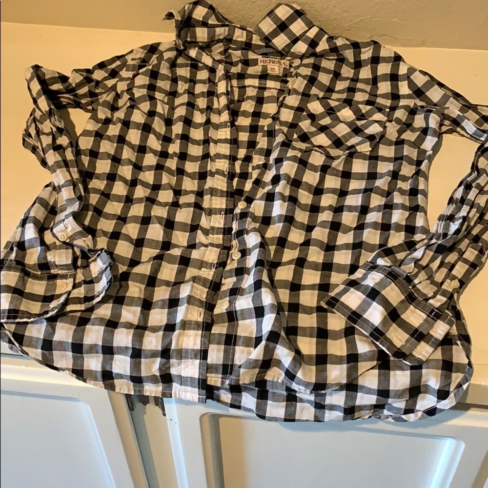 Women’s plaid long sleeve button up